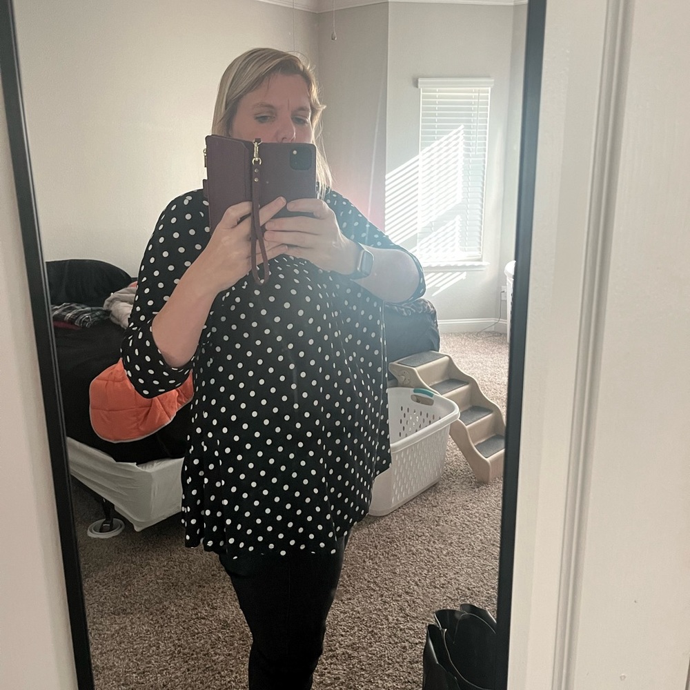 Three-quarter polkadot blouse